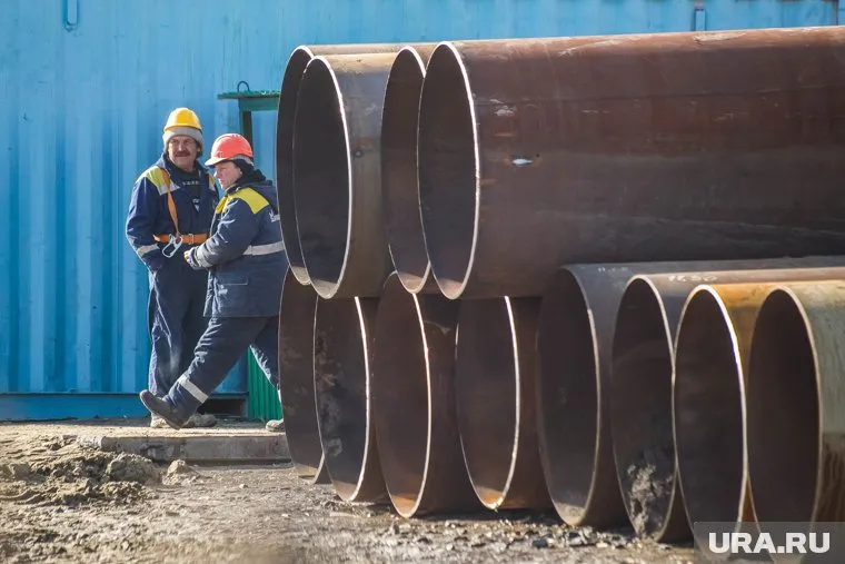 Раньше по этим трубам гнали нефть, а теперь воду в ваши квартиры (фото из архива)