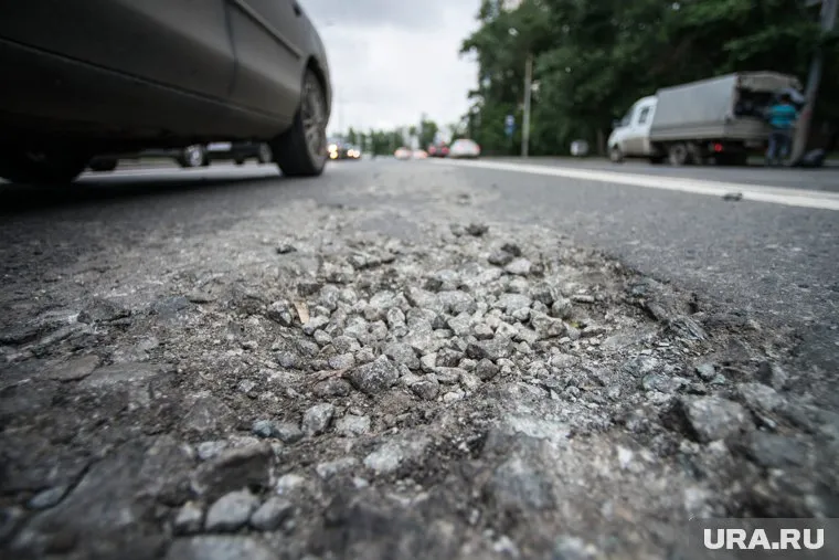 Дорога, построенная в 2019 году, уже нуждается в ремонте