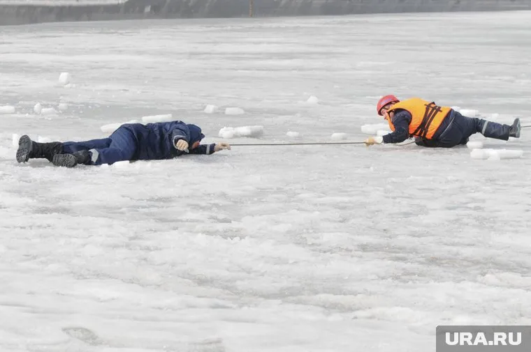 Мужчину извлекли из воды спасатели