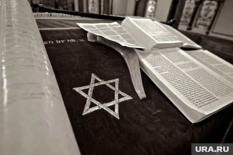 На субботнюю молитву пришло множество людей. Стрелок хотел убить всех