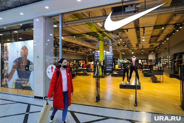 Представители ТЦ Екатеринбурга заявили, что никаких скидок на товар пока нет