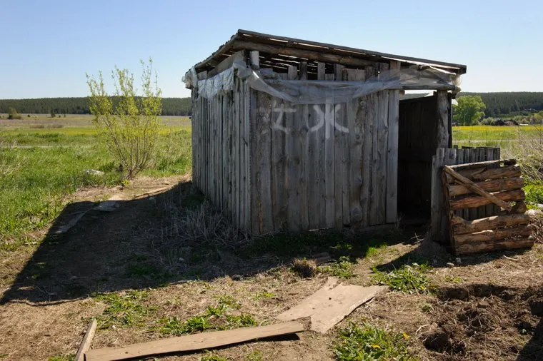 Рейд Россельхознадзора в китайские теплицы ООО Дружба Режевского района Свердловской области. Село Останино, туалет, женский туалет
