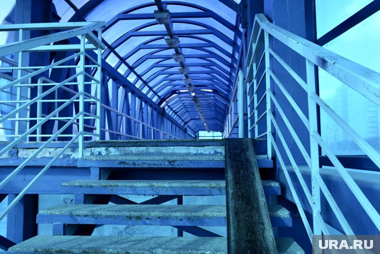 Переход оборудуют подъемными платформами