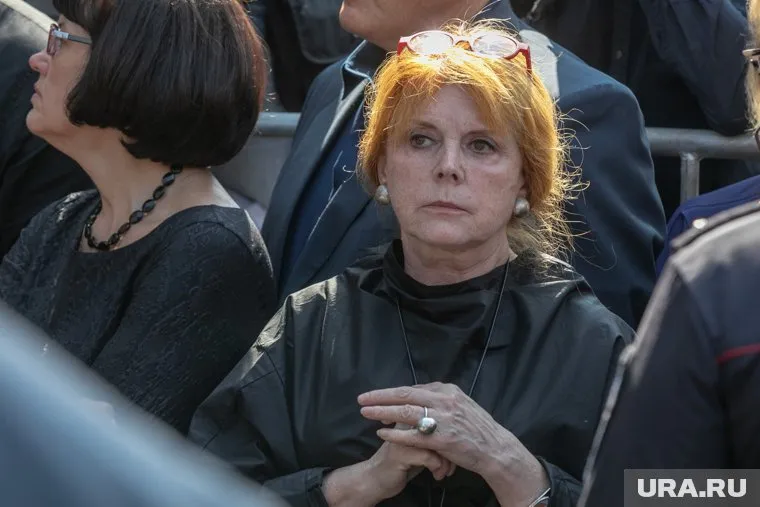 В свои 73 года Клара Новикова держит себя в тонусе и продолжает активно выступать