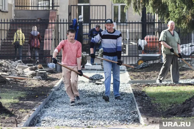 Курганские чиновники в рабочее время строили дорожку