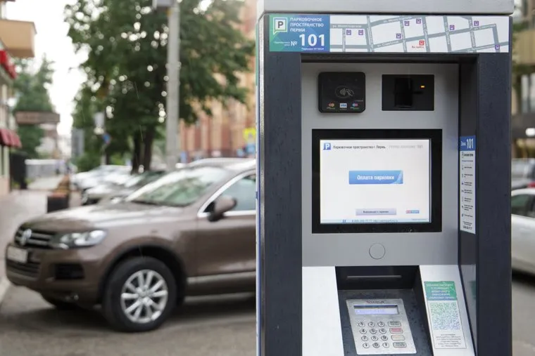Паркоматы в зоне платной парковки. Пермь
