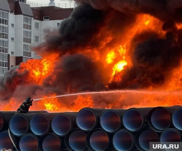 Подростки сожгли в Кургане пластиковые трубы на десятки миллионов рублей