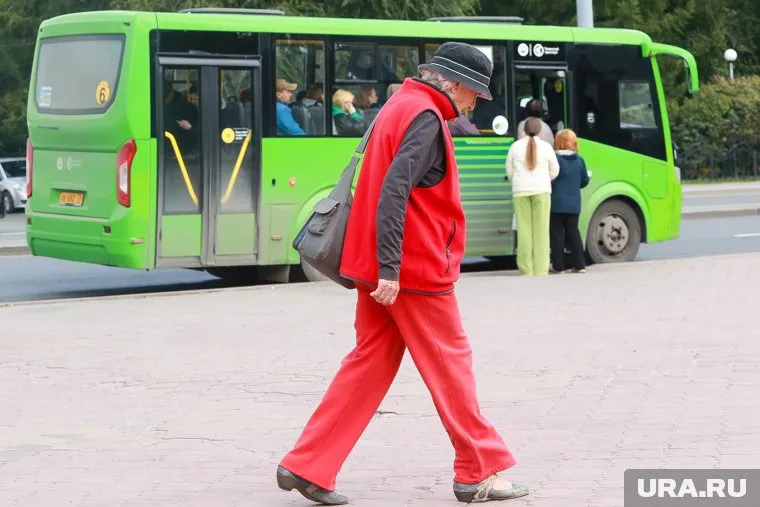 Водитель городской маршрутки зажал дверью коляску, в которой находился годовалый ребенок, и попытался уехать