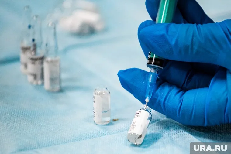 Защиту от COVID-19 обеспечат вакцины и лекарства, отметил Феликс Ершов