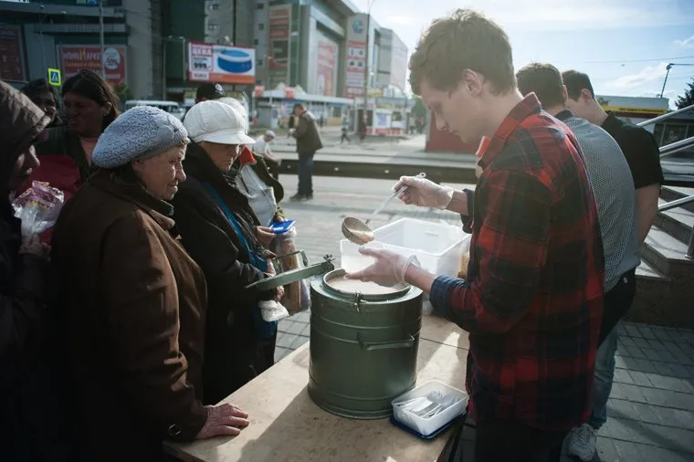 Раздача еды бездомным при поддержке фонда "Город без наркотиков" и новым первым вице-президентом фонда Тимофеем Жуковым. Екатеринбург, еда, жуков тимофей, помощь бездомным