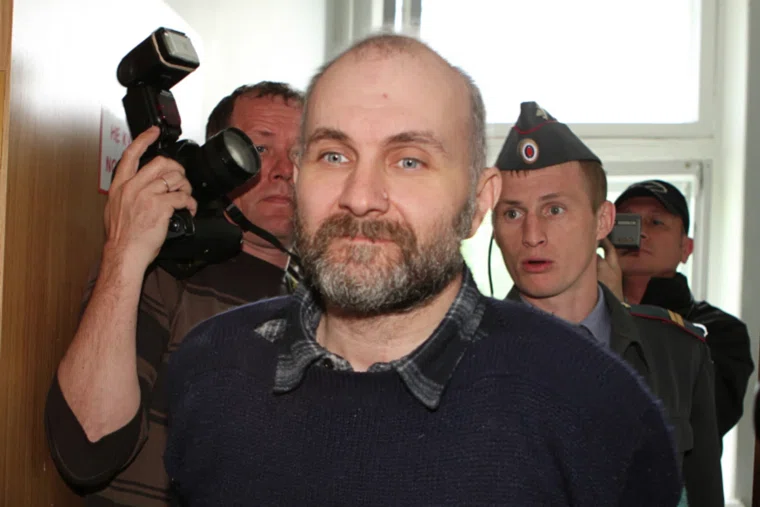 Маньяк выкапывал тела мертвых девочек, а после этого одевал их и хранил в своей комнате как кукол