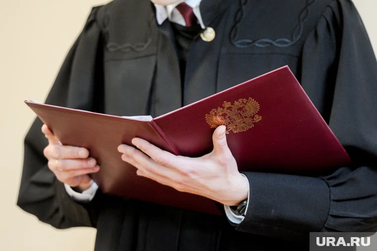 Суд оштрафовал югорчанку за попытку задушить полицейского