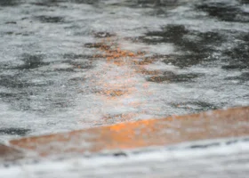 Дорожники Сургута в круглосуточном режиме ведут борьбу с гололедом