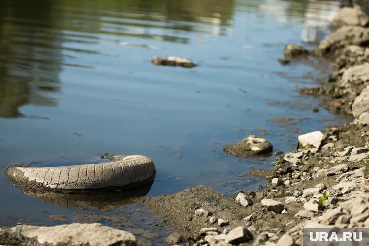 Лодка перевернулась недалеко от берега в штиль