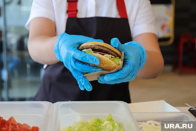 «Вкусно — и точка» продолжит брать на работу 15-летних подростков