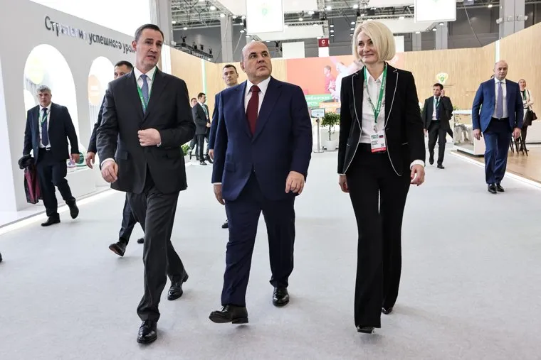 Михаил Мишустин во время посещения выставки " Золотая осень 2022". Москва