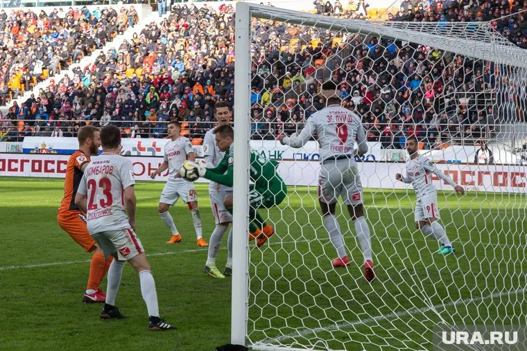 Дети играют рядом с опасными конструкциями