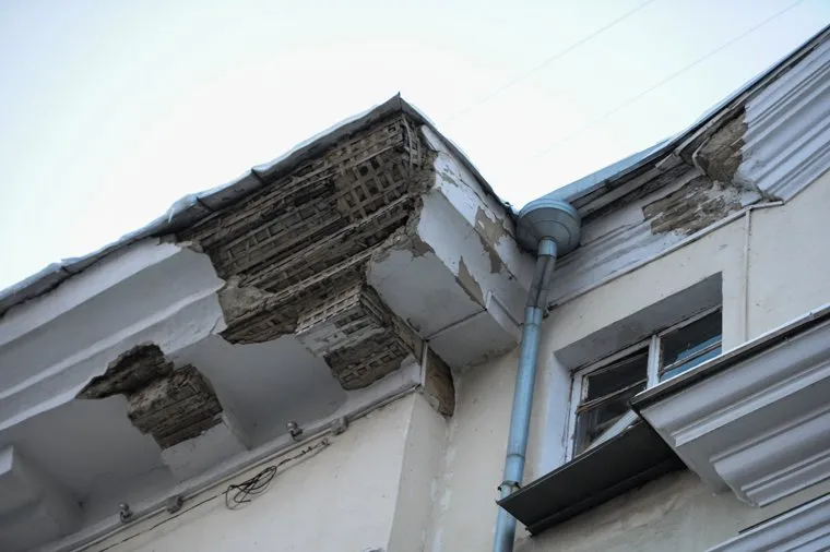 Дом с обрушенным фасадом и балконом на Ленина 61. Челябинск, реконструкция, обрушение фасада