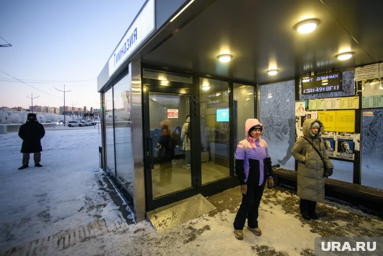 Вандалы все чаще портят теплые остановки 