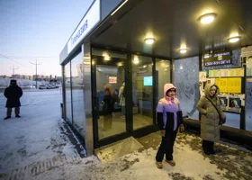 В Сургуте растет число вандалов, громящих теплые остановки