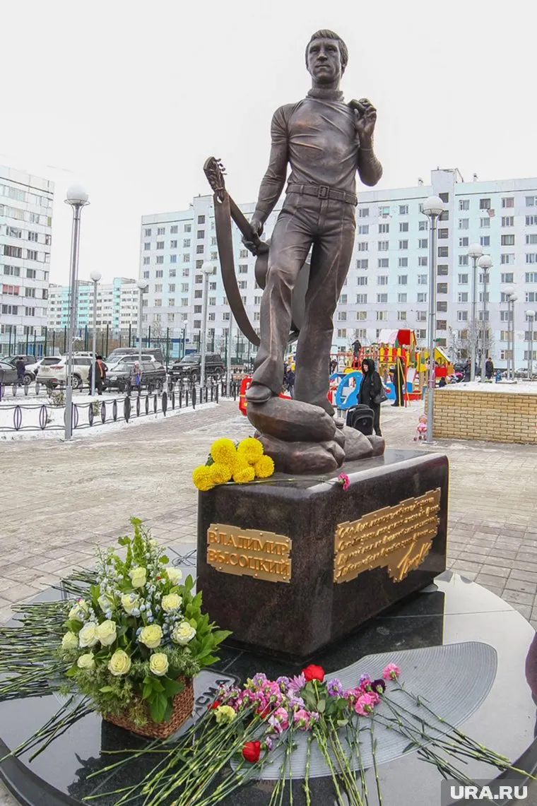 Местные жители предлагают перенести памятник Высоцкому и вернуть на место стелу в виде сердца