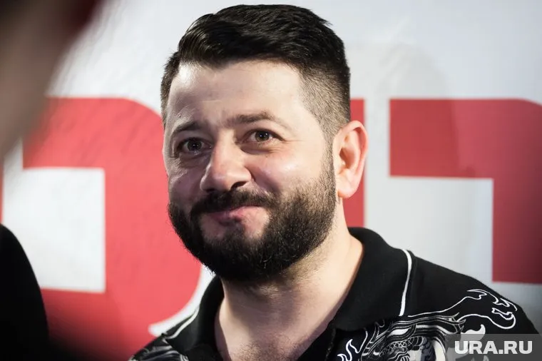 Застрявшего юмориста пытался поддержать его коллега Демис Карибидис, находившийся с другой стороны закрытых дверей