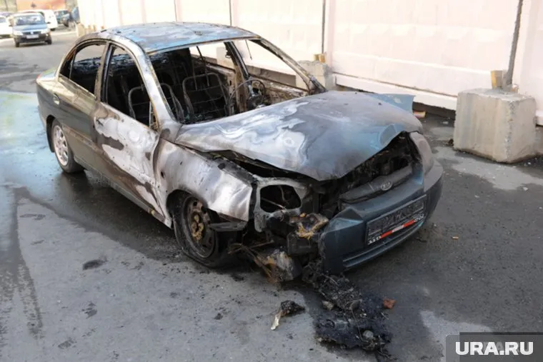 В Тюмени на улице Широтной, 118 загорелся автомобиль