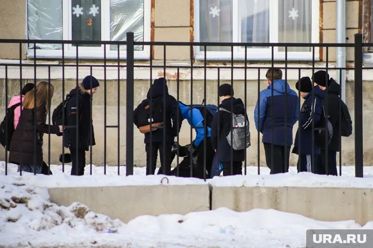 Ученики школы №56 по пути домой пролазят под ограждением