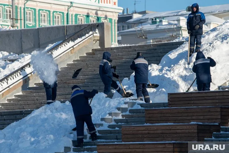 Коммунальные службы будут продолжать чистить дороги, с которыми не справили ранее