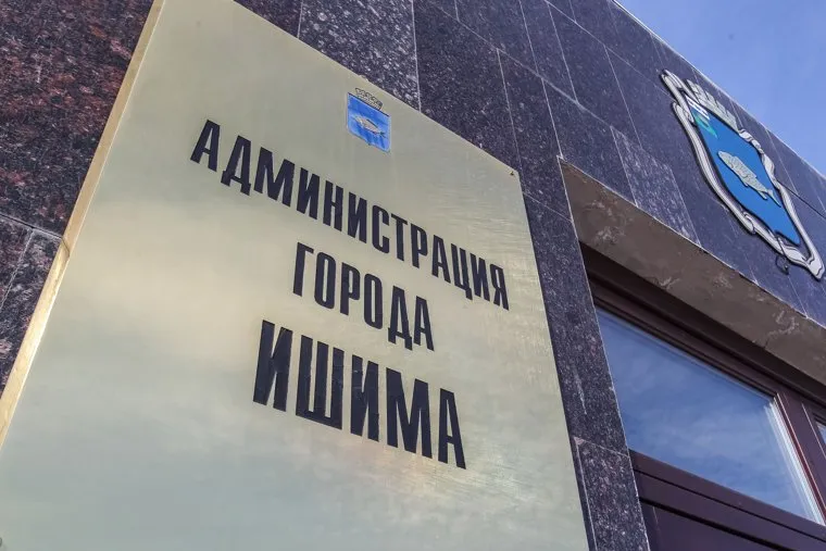 Уборка снега и состояние улиц города Ишим, объекты городской инфраструктуры и мэр Федор Шишкин. Город Ишим, Тюменская область, 5 апреля 2017 года., ишим