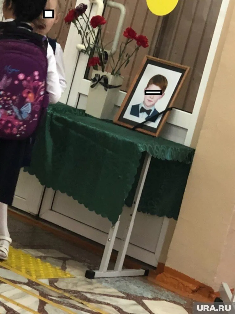В холле школы, где учился ребенок, выставили его фото
