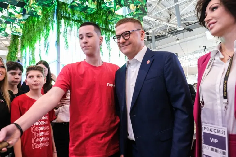 Алексей Текслер и Владимир Якушев на выставке "Россия" на ВДНХ. Москва