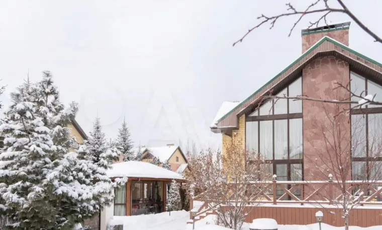 Коттедж находиться на участке чуть более 13 соток