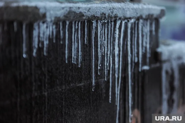 С наступлением весны на крышах домов появились опасные сосульки
