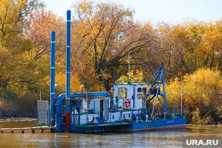 Земснаряд — это специализированное судно, предназначенная для дноуглубительных работ (архивное фото)