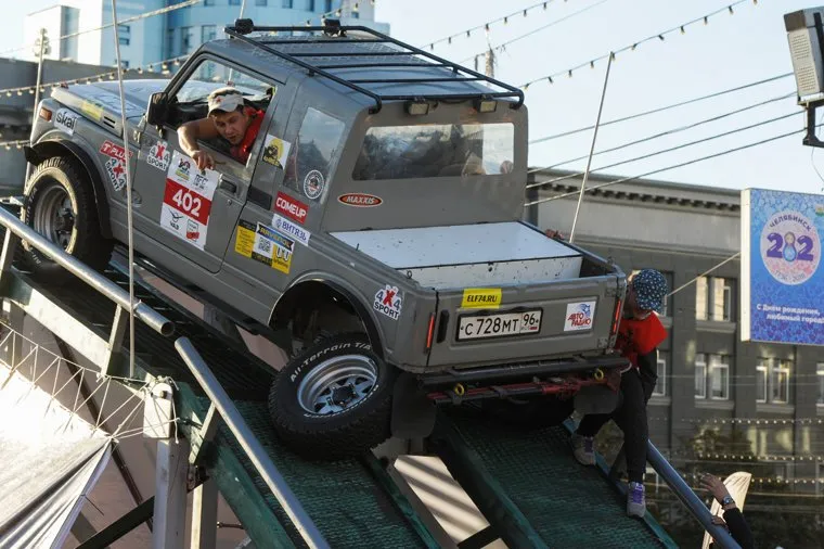 Старт ралли Офф-роад на Площади Революции. Челябинск, внедорожники, авария, офф-роад, экстремальный спорт