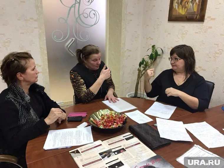 Пострадавшие женщины пришли к адвокату с сурдопереводчиком
