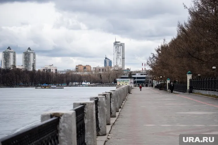 Подросток прыгнул в Исеть в Екатеринбурге