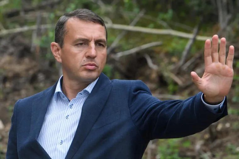 Озеро Здохня и шламонакопитель МУП "Водоканал". Екатеринбург, ладонь, жест рукой, буженинов евгений