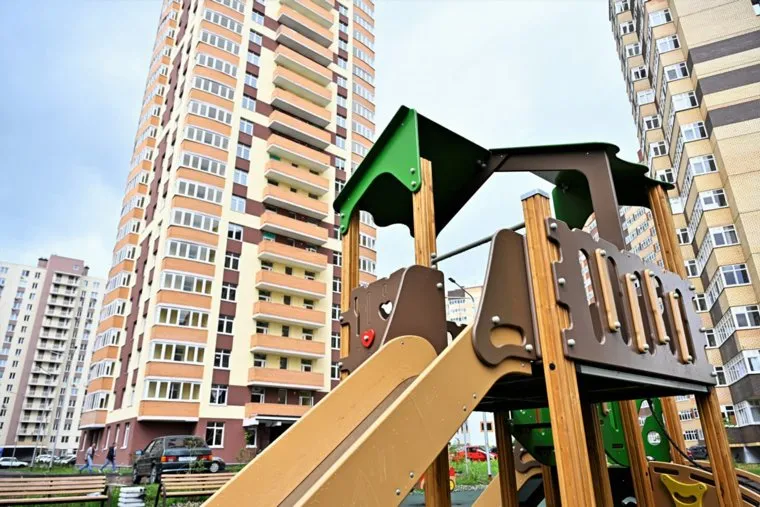 Жильцы не могут припарковать машины к дому из-за установленных соседями шлагбаумов