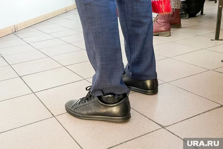 Напавшие на генкосульство РФ во Франции восемь месяцев обязаны носить электронные браслеты