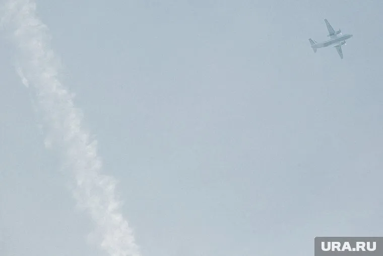 Самолеты в небе над Петербургом развернули и отправили в ближайшие аэропорты