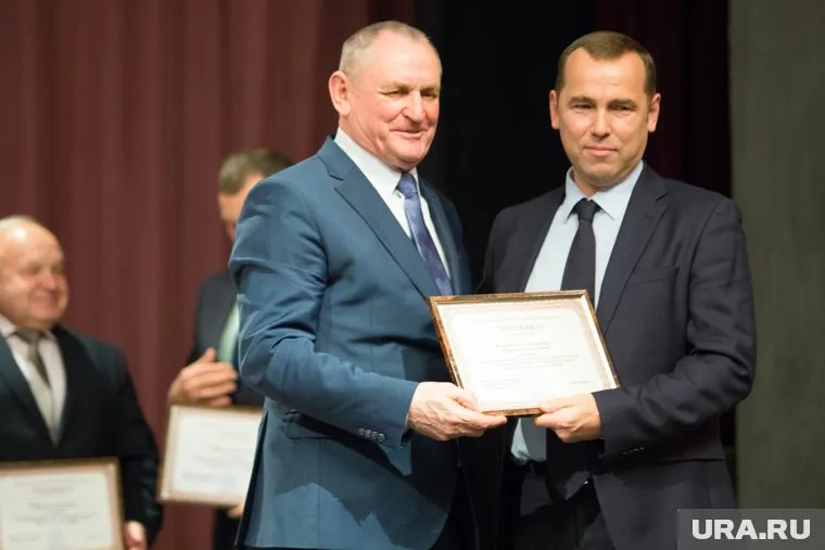 Валерий Яковлев (слева), как и ожидалось, отказался от мандата