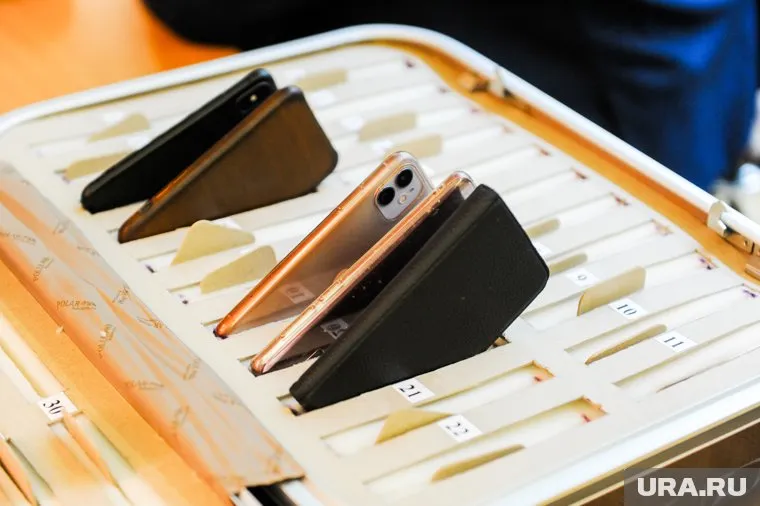 Мошенники бросают трубку специально, чтобы доверчивые люди им перезванивали