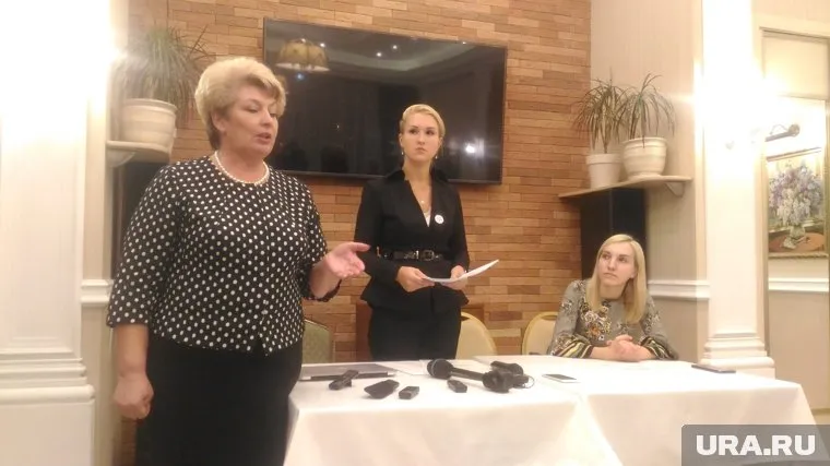 От имени правительства с «Альянсом Врачей» общалась замгубернатора Татьяна Менщикова (слева)