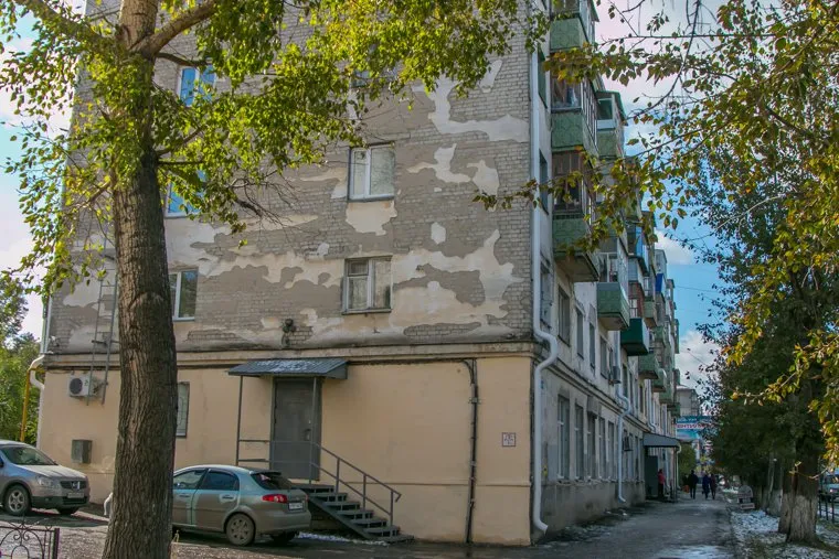 Жилые дома с отделениями полиции на первых этажах. Курган, фасад здания, жилые дома, штукатурка рушится, улица коли мяготина68