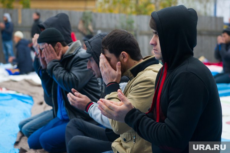 В России стали чаще наказывать мигрантов за публичные намазы