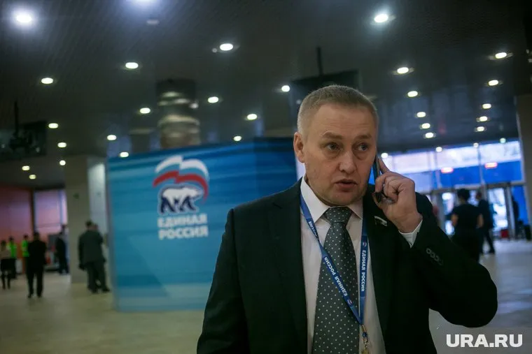 Депутат Альшевских (на фото) за что-то наказывает рублем отечественные соцсети