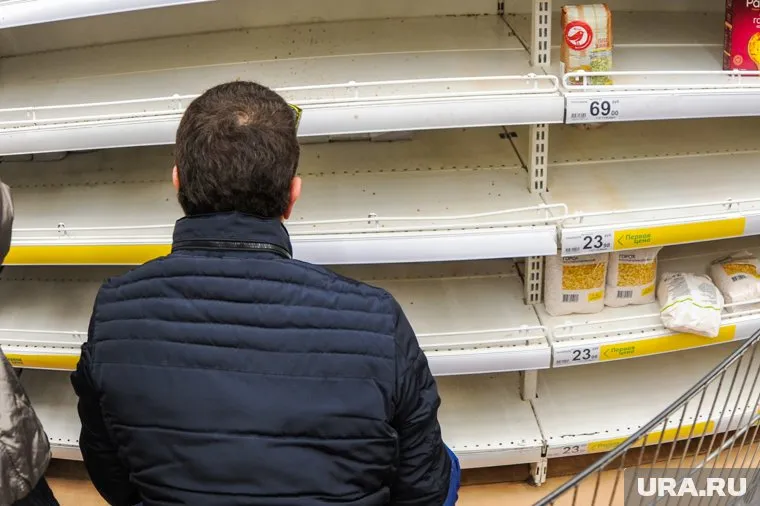 Местные жители уже целую неделю «любуются» на пустые полки в магазинах