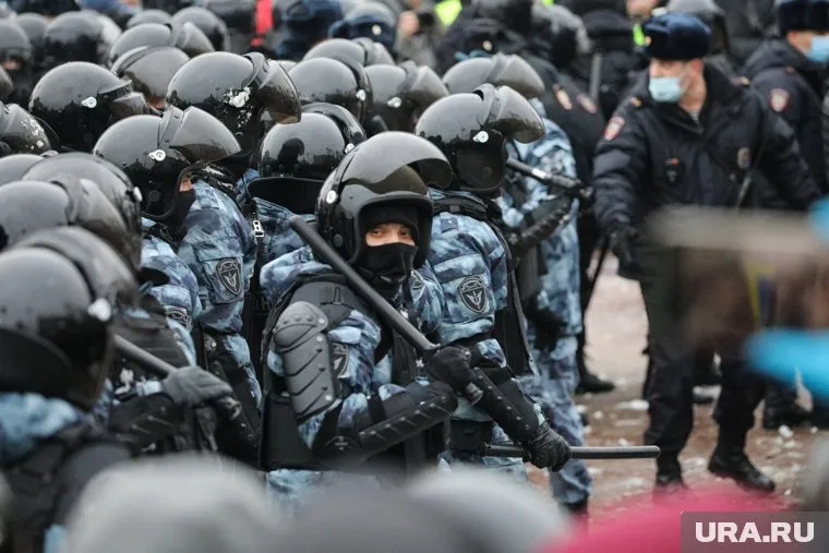 Силовики оцепляют крыльцо у технопарка